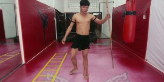 亚洲人在健身房训练跆拳道，拳击手，武术，运动