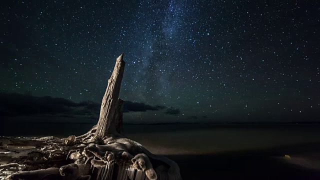 湖岸上旋转的星星