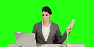 商务女性打电话和使用笔记本电脑