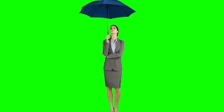 女商人站在伞下