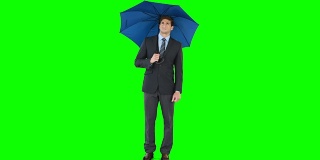 年轻的商人打着伞避雨