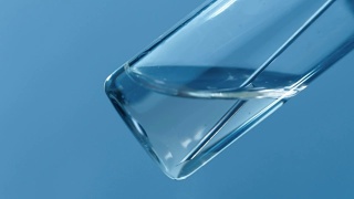 注射器的针头从蓝色背景的玻璃药瓶中取出药物视频素材模板下载
