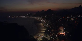高角度鸟瞰图里约热内卢de Janeiro晚上，巴西