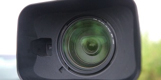 近距离的数字摄像机镜头与一个罩