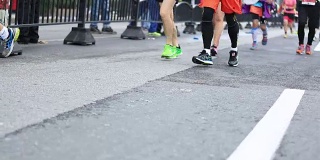 马拉松运动员在城市道路上奔跑