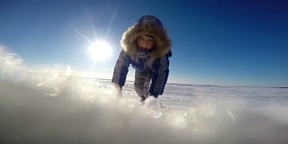 在无尽的极地沙漠上，小极地探险家爬到摄像机前