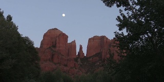 大教堂岩的晚月升起