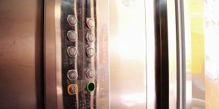 按一下电梯里的按钮