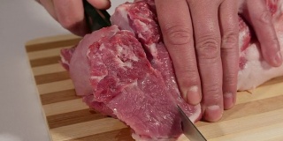 男性用手切生猪肉
