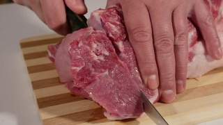 男性用手切生猪肉视频素材模板下载