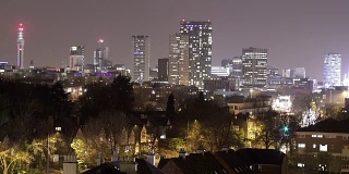伯明翰，英格兰城市中心的夜晚天际线放大。