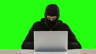 电脑黑客使用笔记本电脑视频素材模板下载