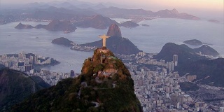 日落时分，巴西的里约热内卢上空
