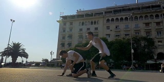 两个年轻人在街上表演杂技