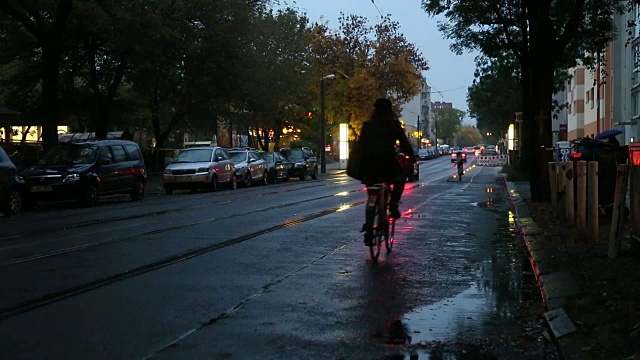 自行车和汽车在潮湿的人行道上
