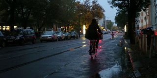 自行车和汽车在潮湿的人行道上