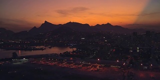 飞行低角度鸟瞰里约热内卢de Janeiro在黄昏，巴西