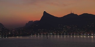 低角度鸟瞰里约热内卢的里约热内卢湾在黄昏，巴西