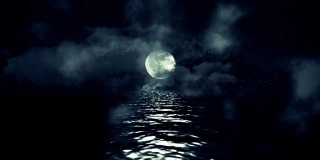 满月和星夜，倒映在水面上，云和雾