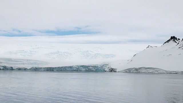 乔治国王岛是南设得兰群岛中最大的一个，位于南极洲的南大洋-南极洲海岸线-南极半岛