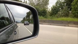 后路反射在汽车后视镜里视频素材模板下载