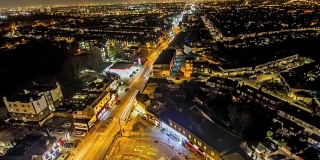 伦敦科利尔斯伍德夜间交通的时间流逝。鸟瞰图，建筑物和房屋可见