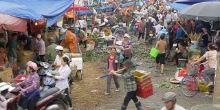 越南河内繁忙而混乱的食品市场