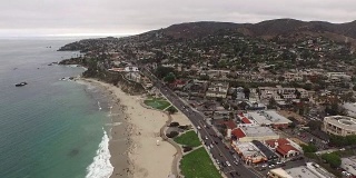 航空镜头拉古纳海滩，加利福尼亚在一个阴郁的日子