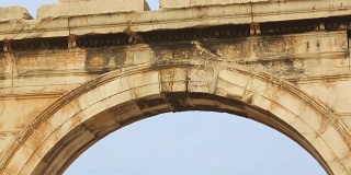 从哈德良拱门可以看到雅典卫城和帕台农神庙