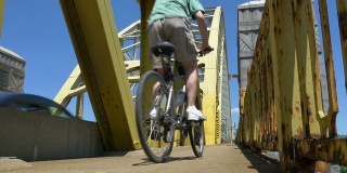 在西区桥上骑自行车