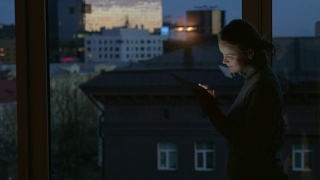 晚上在窗边用垫子干活的女孩视频素材模板下载