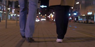 一对情侣在夜色中的城市里散步