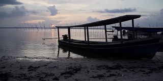 夕阳下海滩上的小船