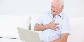 老人家因为手提电脑而心脏病发作