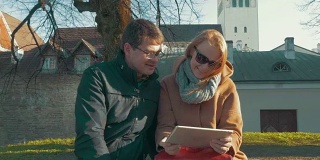 男人和女人在平板电脑上看视频