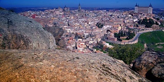 历史名城托莱多的全景与塔霍河在卡斯提尔-拉曼查，西班牙，时间流逝
