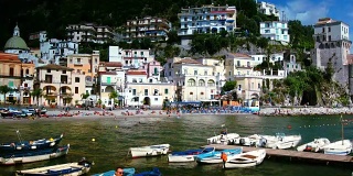 美丽的Cetara景色，夏天的船只，意大利阿马尔菲海岸，时间流逝