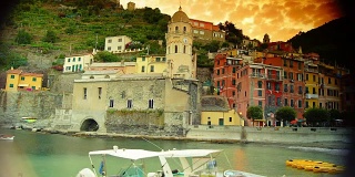 意大利:Vernazza，港口和城镇。时间流逝