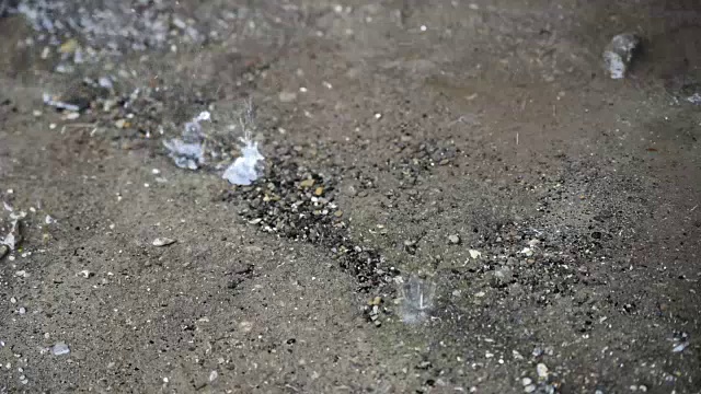 雨滴落在地上