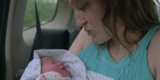 新生婴儿睡在妈妈的手上