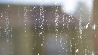 房子前的湿窗和水滴视频素材模板下载
