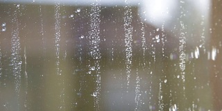 房子前的湿窗和水滴