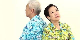 视频亚洲资深夫妇在度假旅行中吵架，撅嘴，互相生气