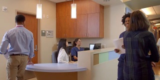 医护人员在医院忙碌的护士站拍摄R3D