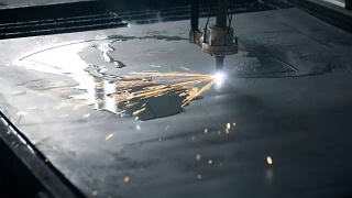 工业激光切割加工制造技术的平板金属材料与火花视频素材模板下载