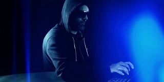 黑客入侵计算机键盘蓝色抽象背景