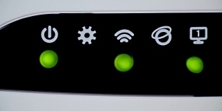 Wi-Fi网络路由器上有5个闪烁的灯