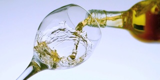 白葡萄酒倒入低角度的玻璃视图