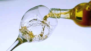 白葡萄酒倒入低角度的玻璃视图视频素材模板下载