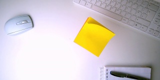 黄色的帖子掉在办公桌上